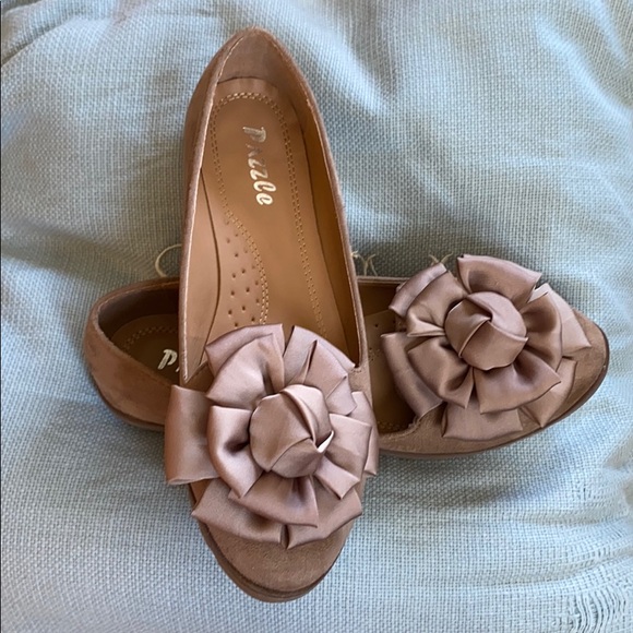 😍 Pazzle Bow Embellished Tan Flats 😍 - Picture 11 of 11
